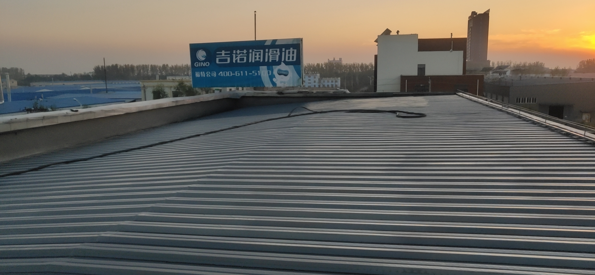 为什么聚脲喷涂更适合做屋面防水工程